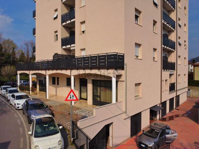 Locale Commerciale in vendita a Ponte San Pietro, Lombardia