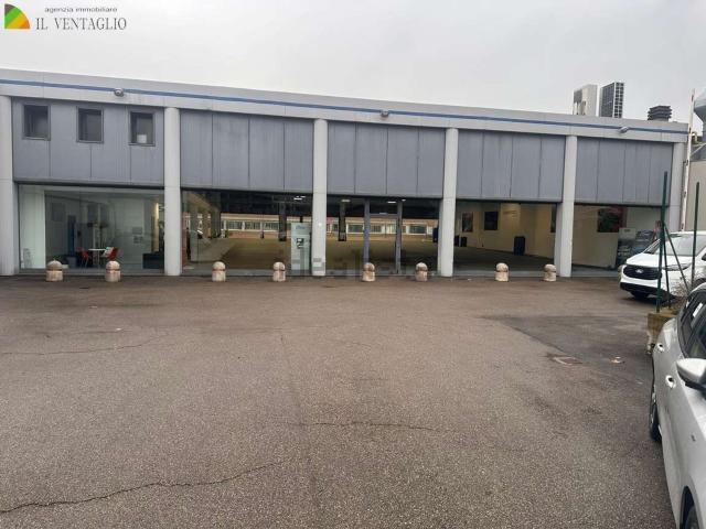 Locale Commerciale in vendita a Unione dei comuni del Distretto Ceramico, Sassuolo