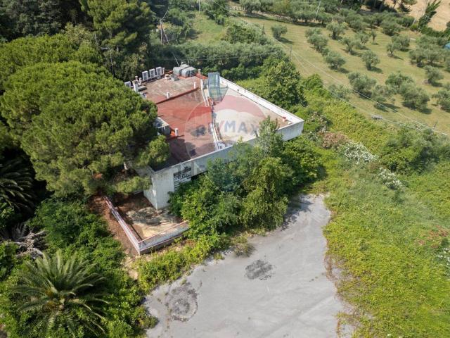 Locale Commerciale in vendita a Sant'Angelo, Marche