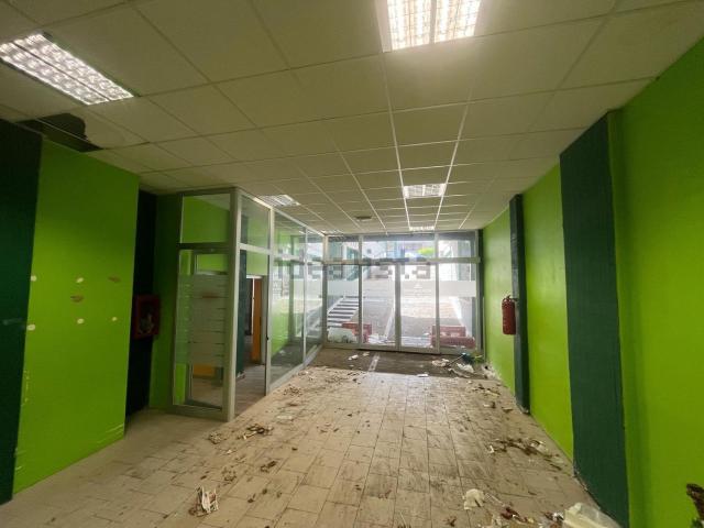 Locale Commerciale in vendita a Santa Rita, Bari