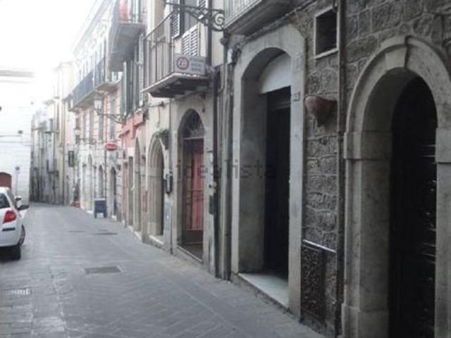 Locale Commerciale in vendita a Isernia, Molise
