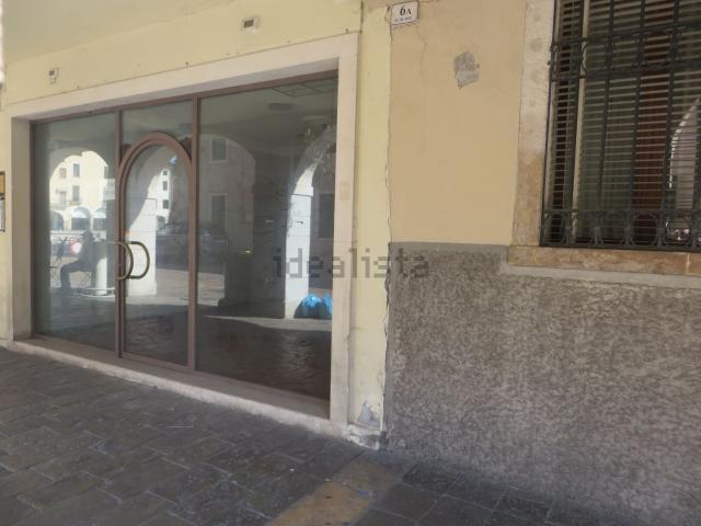 Locale Commerciale in vendita a Este, Veneto