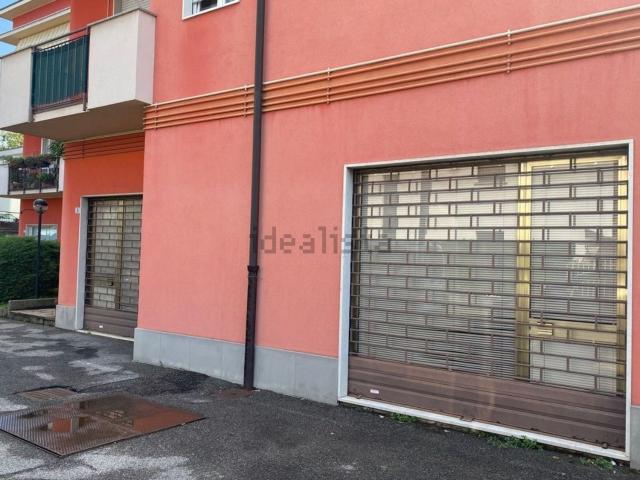 Locale Commerciale in vendita a Curno, Lombardia