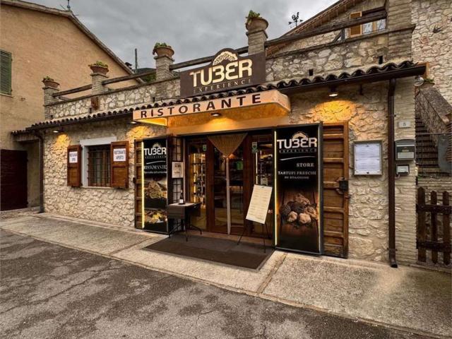 Locale Commerciale in vendita a Campello Sul Clitunno, Umbria
