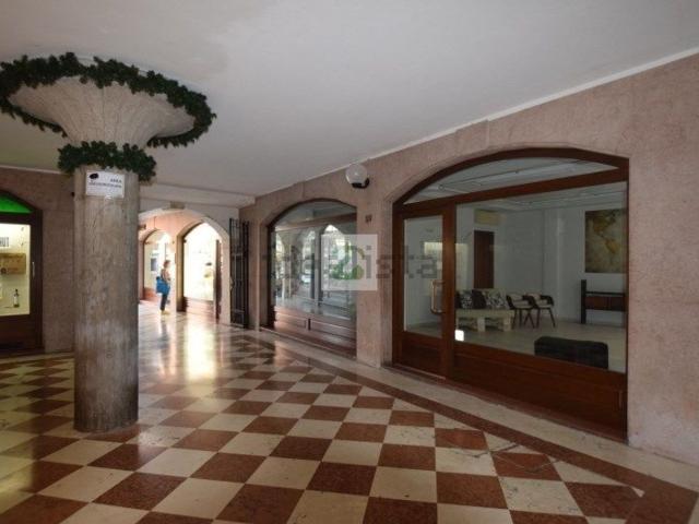 Locale Commerciale in vendita a Schio, Veneto