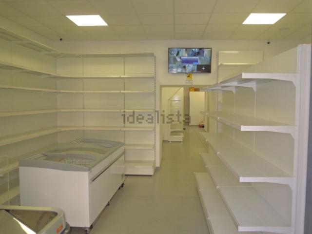 Locale Commerciale in vendita a Belpasso, Sicilia