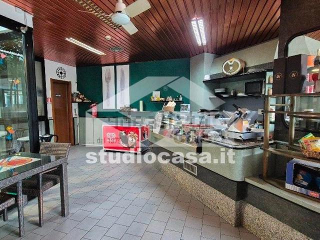 Locale Commerciale in vendita a Cassano D'adda, Lombardia