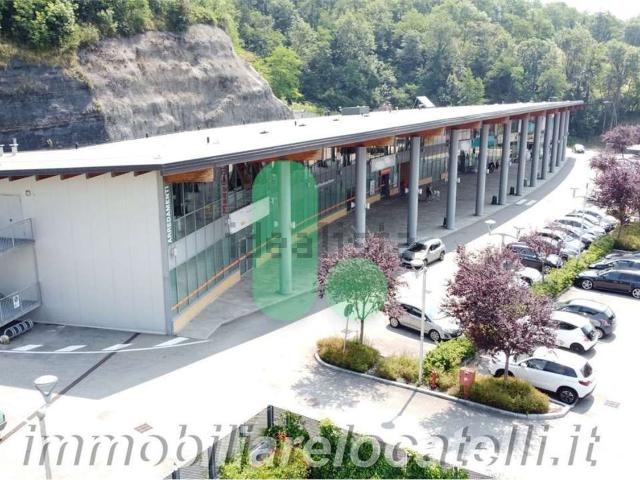 Locale Commerciale in vendita a Sant'omobono Imagna, Lombardia