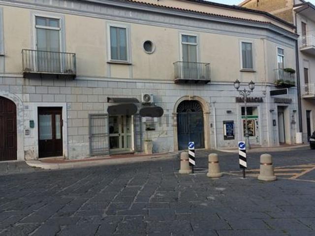 Locale Commerciale in vendita a Airola, Campania