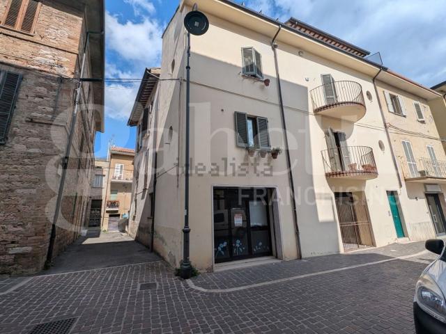 Locale Commerciale in vendita a Assisi, Umbria