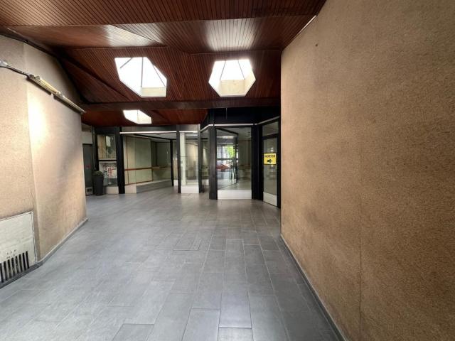 Locale Commerciale in vendita a Casetta, Como