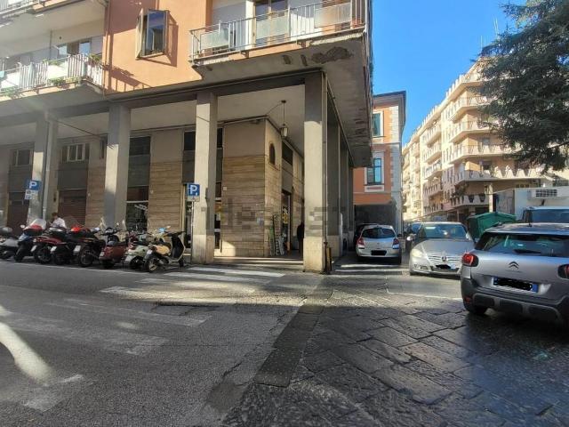 Locale Commerciale in vendita a Casa Davide, Cava De' Tirreni