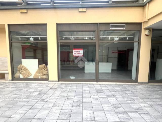 Locale Commerciale in vendita a San Lorenzo, Campi Bisenzio