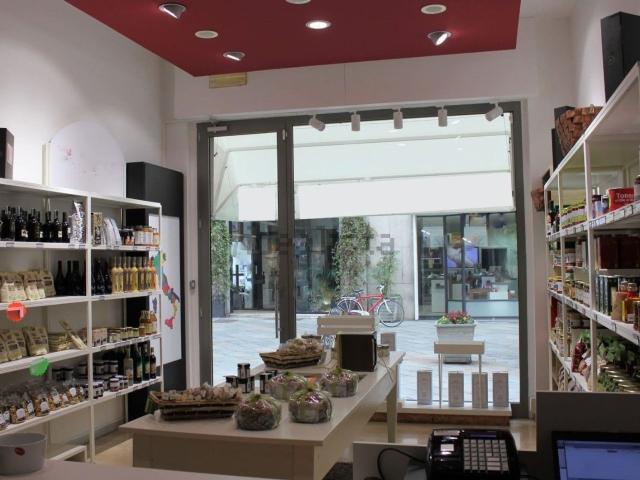 Locale Commerciale in vendita a Fidenza, Parma