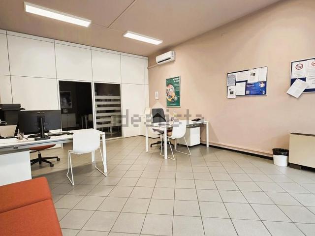 Locale Commerciale in vendita a Borgo Virgilio, Cerese