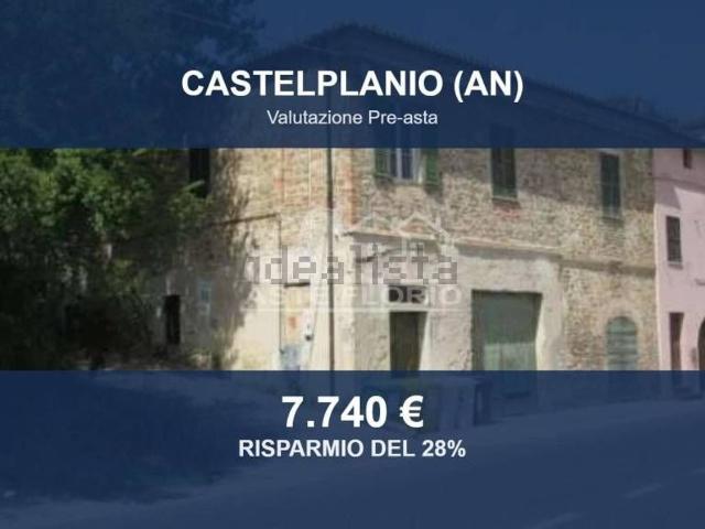 Locale Commerciale in vendita a Macine, Marche