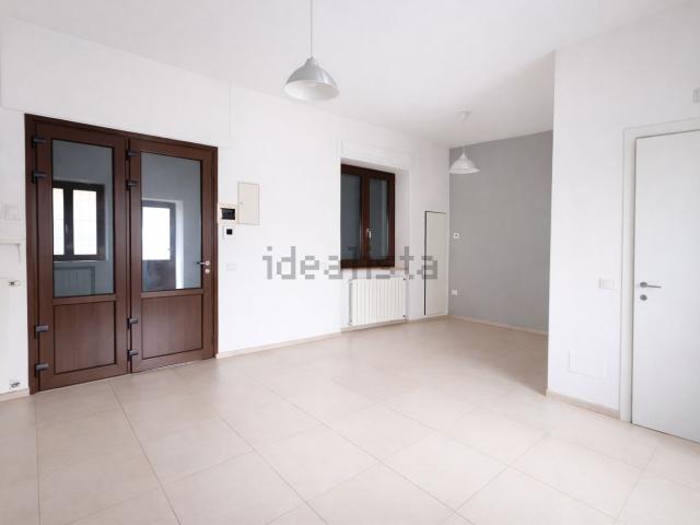 Locale Commerciale in vendita a Cairate, Varese