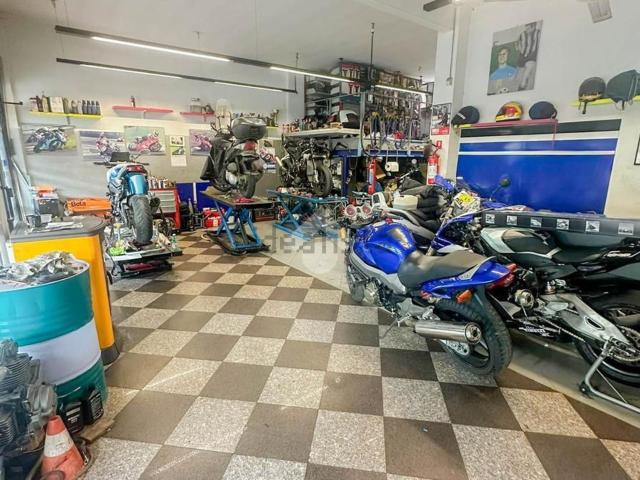 Locale Commerciale in vendita a Bettola, Peschiera Borromeo