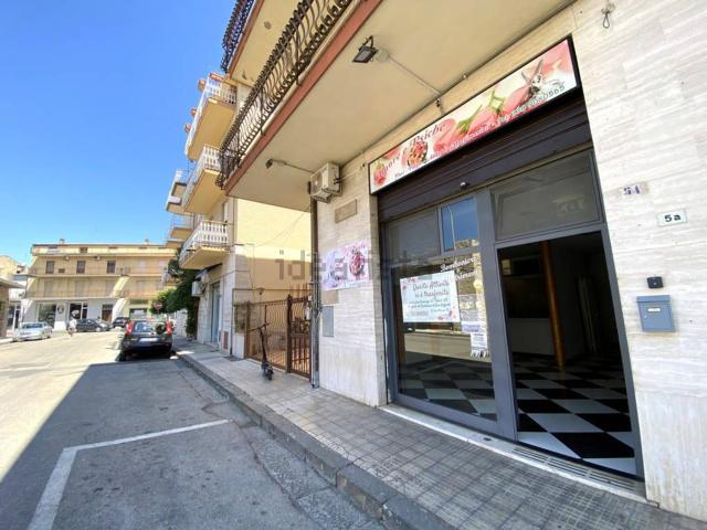 Locale Commerciale in vendita a Porta Roma, Salto Di Fondi