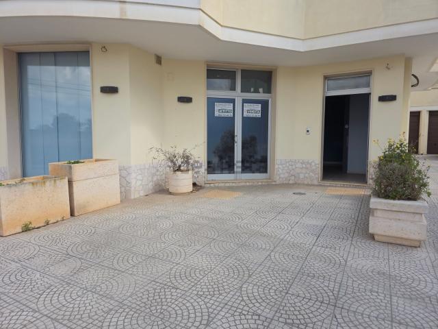 Locale Commerciale in vendita a Puglia, Lecce