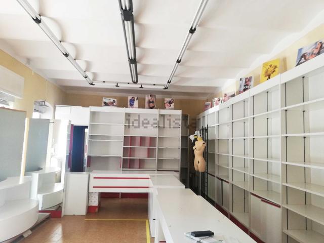Locale Commerciale in vendita a Marche, Pesaro E Urbino