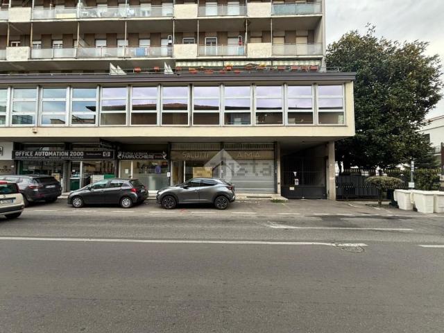 Locale Commerciale in vendita a Meda, Monza e della Brianza