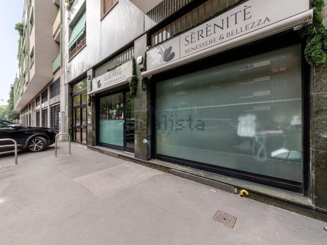 Locale Commerciale in vendita a Municipio 8 di Milano, Milano