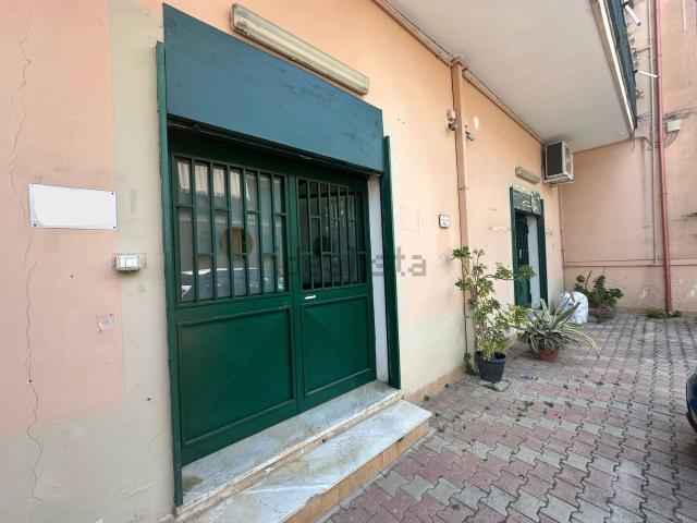 Locale Commerciale in vendita a Rione 219, Melito Di Napoli