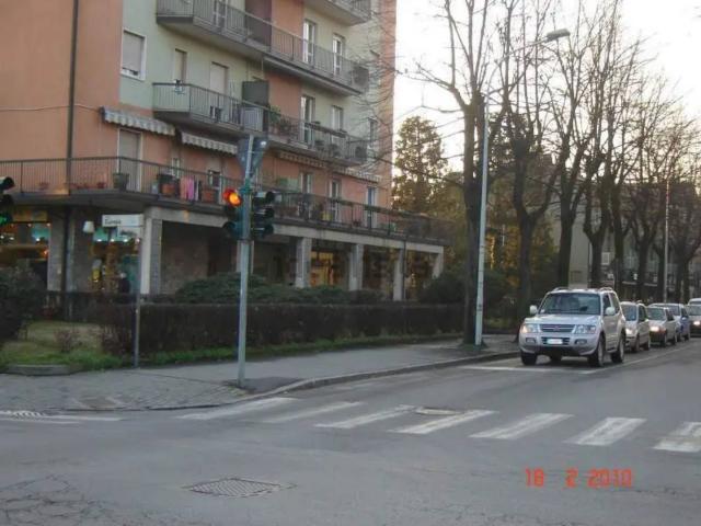 Locale Commerciale in vendita a Cassano D'adda, Lombardia