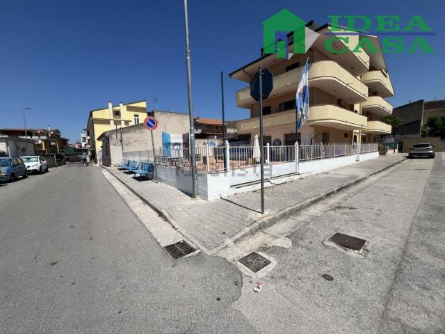 Locale Commerciale in vendita a Vitulazio, Campania