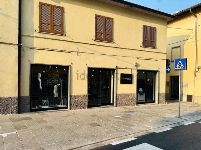 Locale Commerciale in vendita a Curnasco, Treviolo