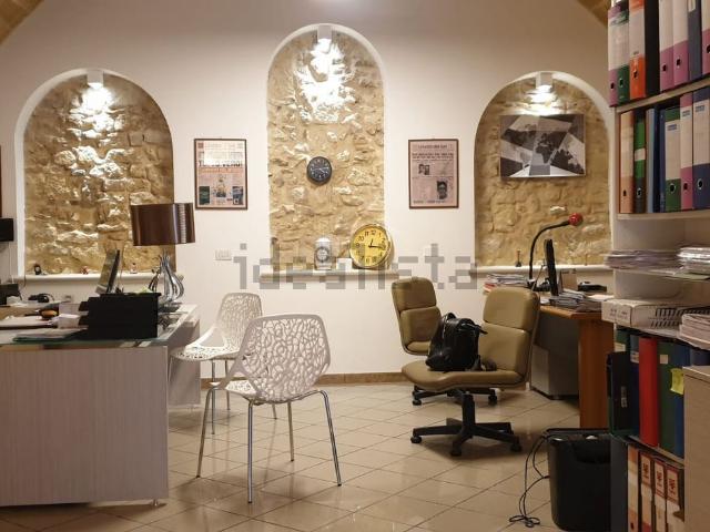 Locale Commerciale in vendita a Centro, Barletta