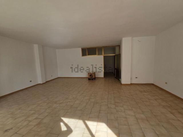 Locale Commerciale in vendita a Puglia, Lecce