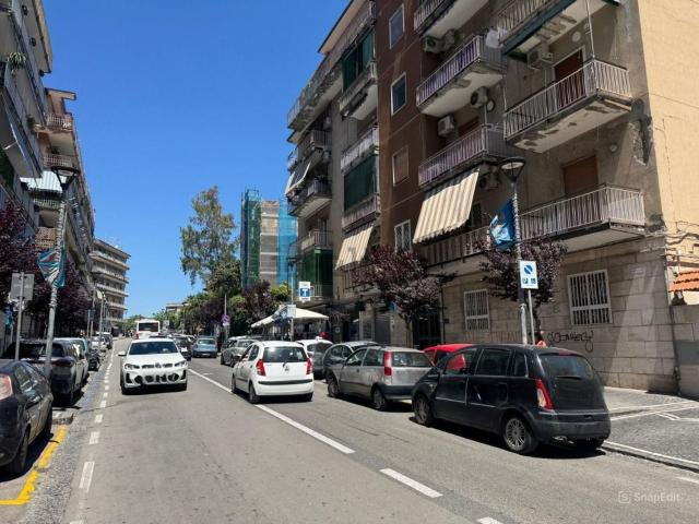 Locale Commerciale in vendita a Ercolano, Campania