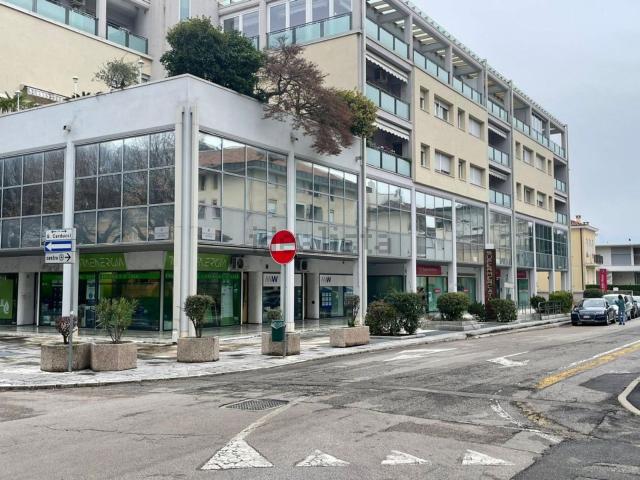 Locale Commerciale in vendita a Vittorio Veneto, Veneto