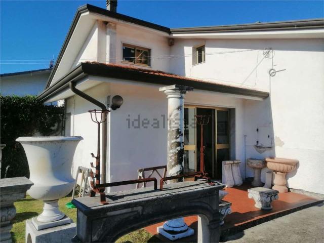 Locale Commerciale in vendita a Roma Imperiale, Forte Dei Marmi