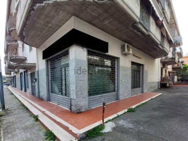 Locale Commerciale in vendita a Aci Catena, Sicilia