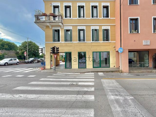 Locale Commerciale in vendita a San Giuseppe, Padova