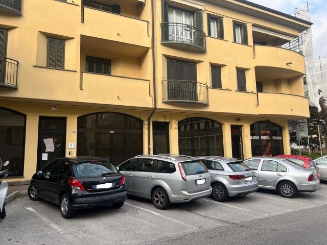 Locale Commerciale in vendita a Castello, Lecco