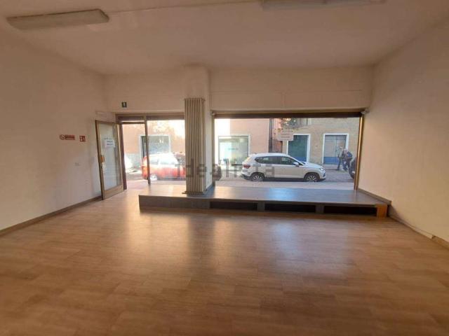 Locale Commerciale in vendita a Dongo, Lombardia