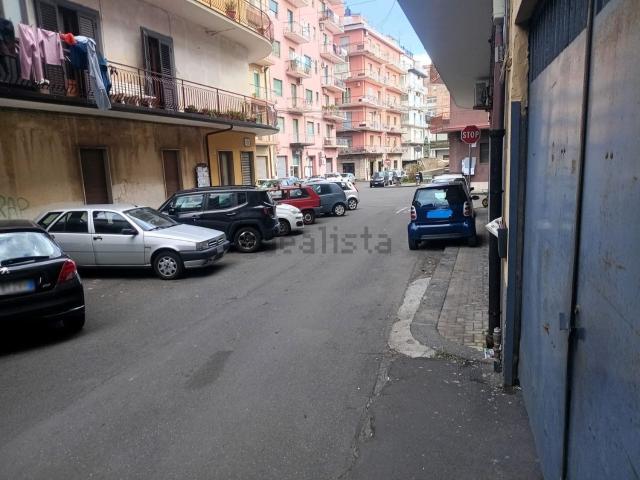 Locale Commerciale in vendita a Santa Caterina, Acireale
