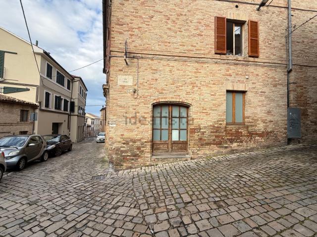Locale Commerciale in vendita a Castelnuovo, Marche