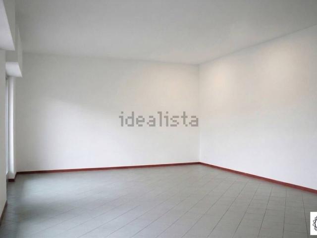 Locale Commerciale in vendita a Brembate, Lombardia