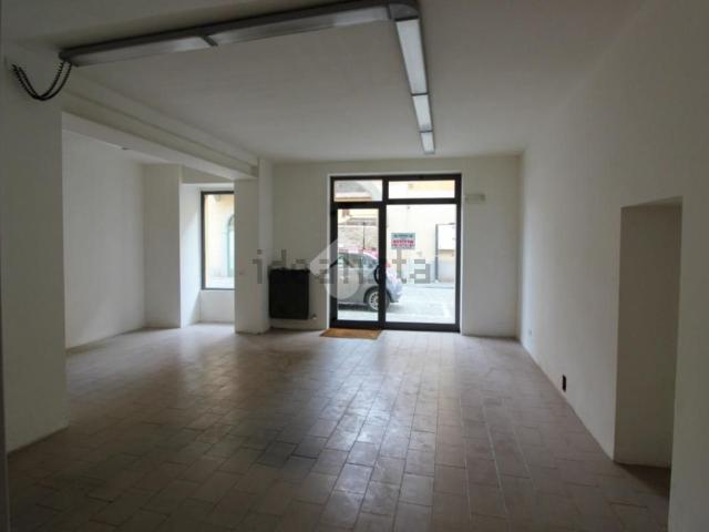 Locale Commerciale in vendita a Pirlotti, Capriolo