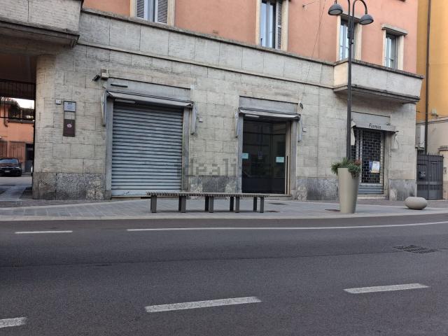 Locale Commerciale in vendita a Cassano d'Adda, Milano