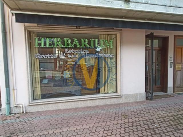 Locale Commerciale in vendita a Valle Olona, Varese