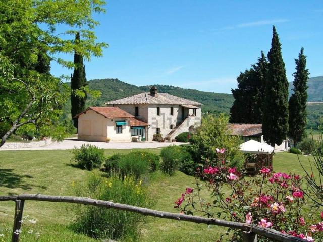 Locale Commerciale in vendita a Corciano, Umbria