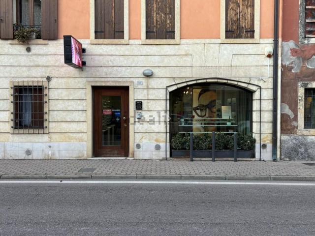 Locale Commerciale in vendita a Sona, Veneto