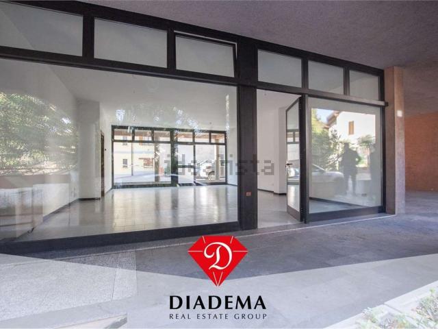 Locale Commerciale in vendita a Monte, Solbiate Arno