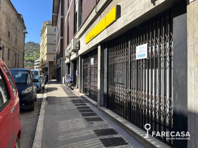 Locale Commerciale in vendita a Santa Maria a Bitetto, Teramo